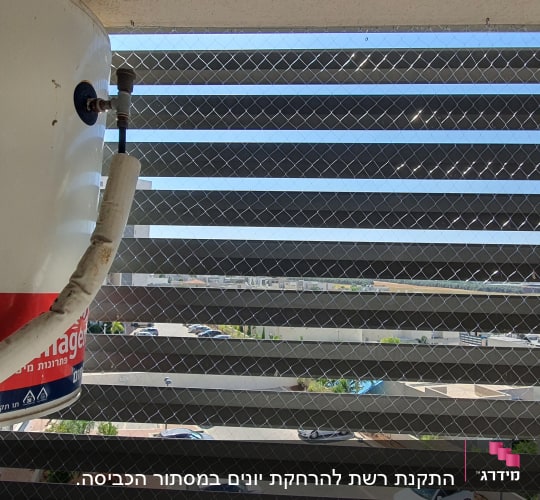 דוד שמש עם רשת למניעת כניסת יונים